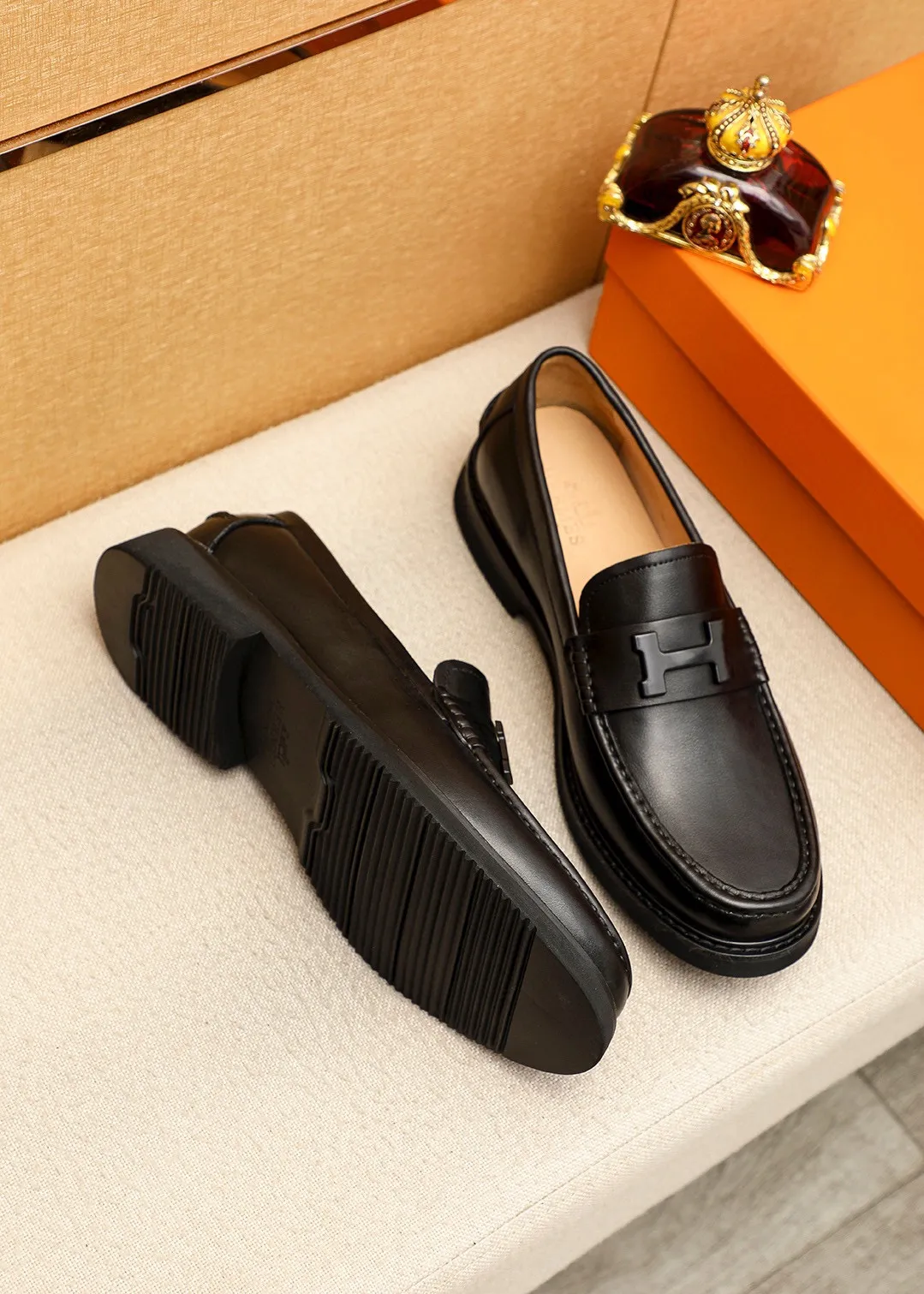 Men's shoes 💰442 💐 Product trademark: HERMES "Hermès" fashionable casual leather shoes Regular size: 38-44 (45🉑️customized) Product materials: Selected imported first-layer calfskin upper + classic hardware buckle, imported cowhide leather lining. Strong three-dimensional visual effect, original outsole color: 2 colors available